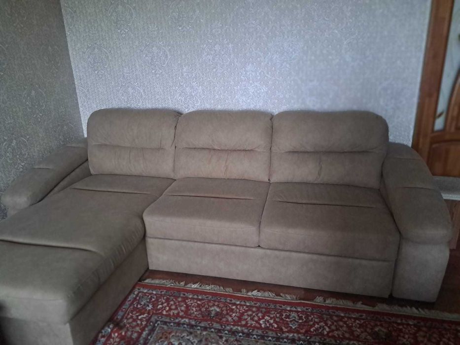 Почти новый угловой диван