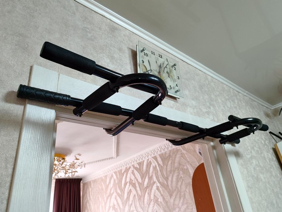 Продам турник дверной.