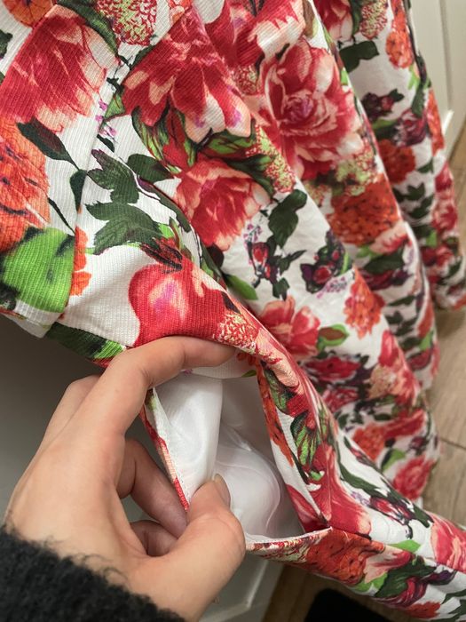 Rochie înflorată cu buzunare midi