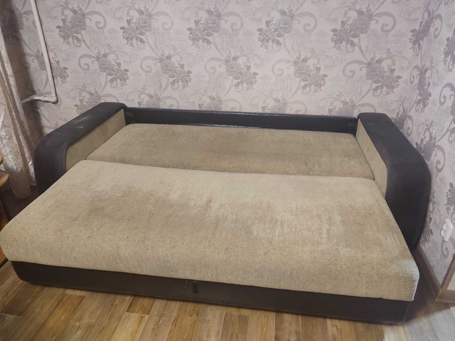 Продам диван и два кресла .