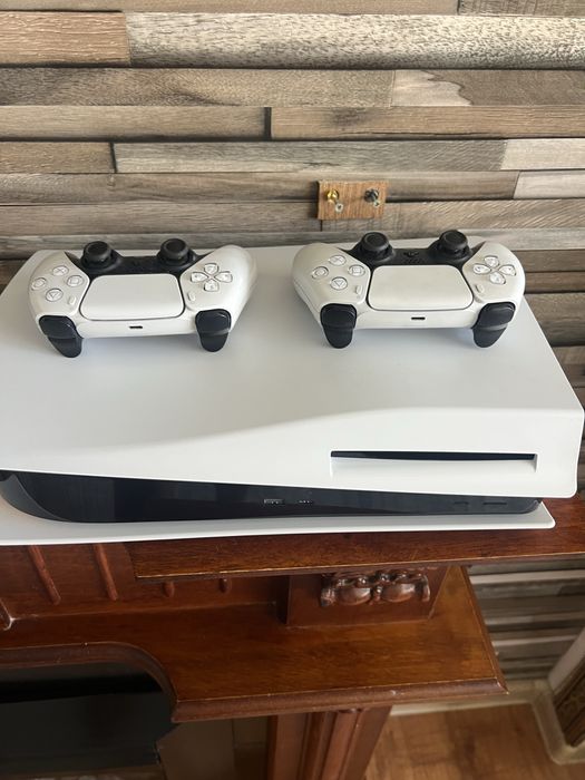 PS5 с 2 джостиками
