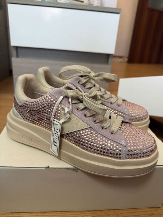 Нови сникърси GUESS