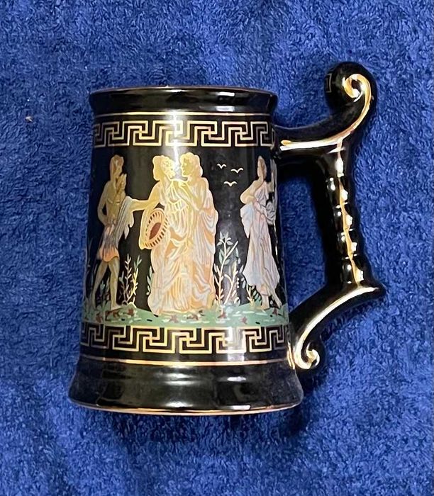halba cu toarta din material ceramic cu modele grecesti