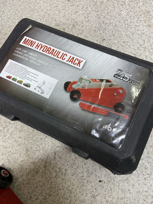 Новый домкрат автомобильный 2.5 т