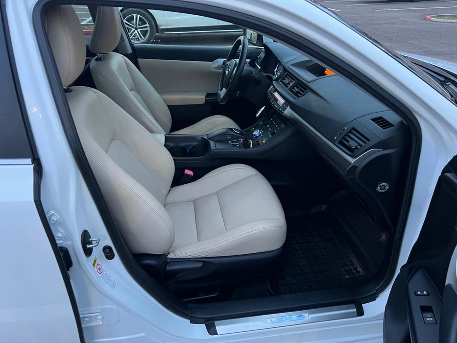 Lexus CT200h km Reali