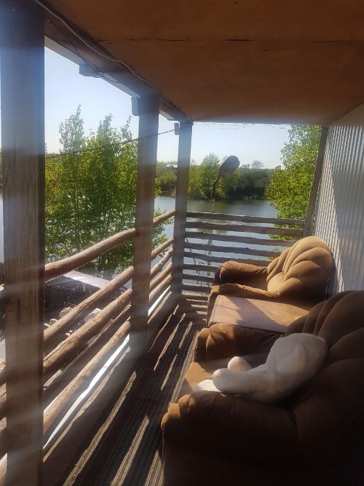 Продам дачу на берегу озера.