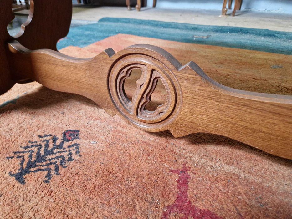 Винтидж холна маса за кафе от дъбов масив с красиво резбовани крака