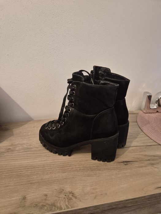 Ghete negre cu siret