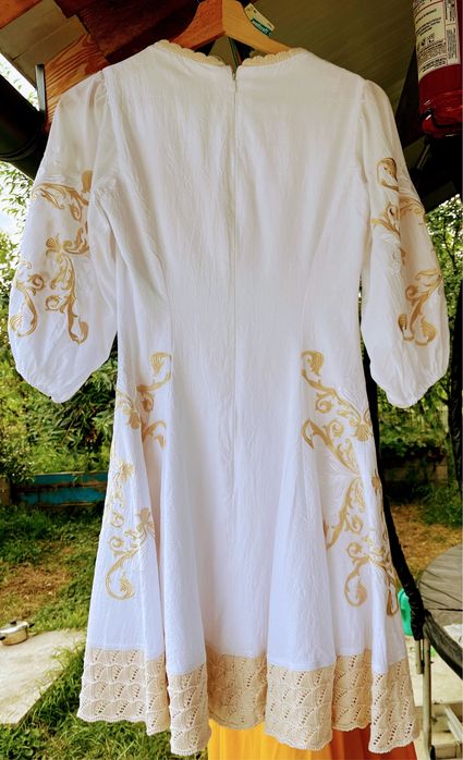 Vând rochie deosebită cu motive tradiționale