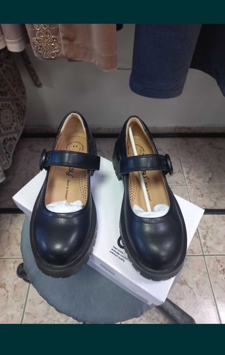 Продам новые школьные туфли 36р "Betsy"