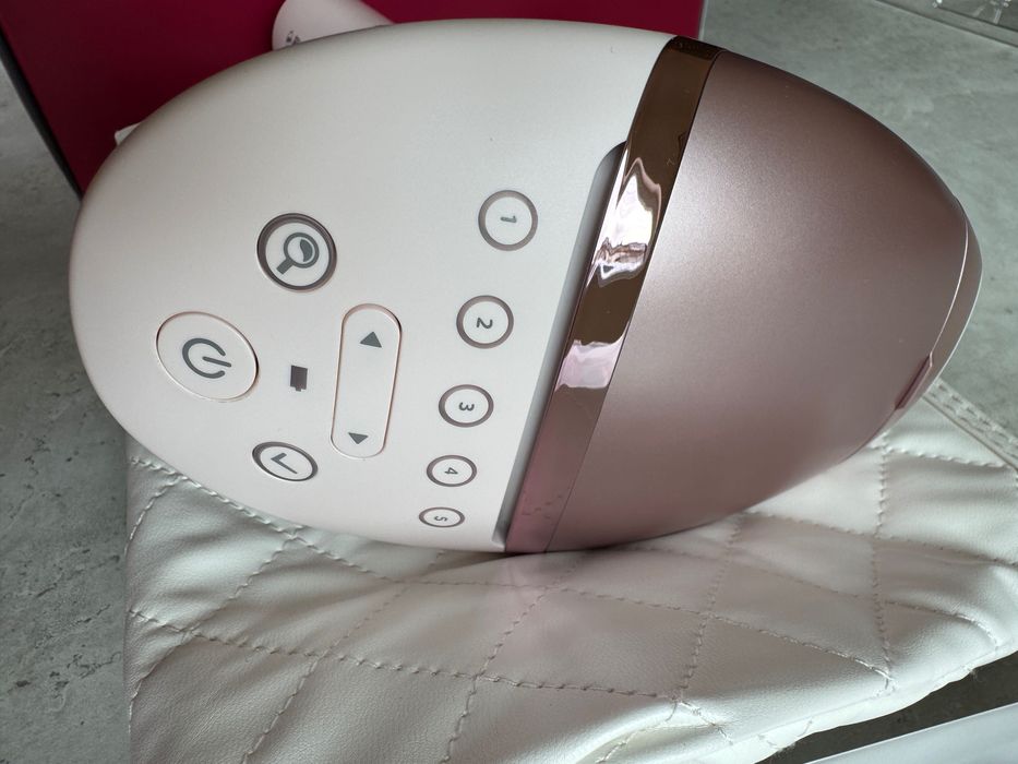 Продавам фотоепилатор Philips Lumea BRI958 9000
