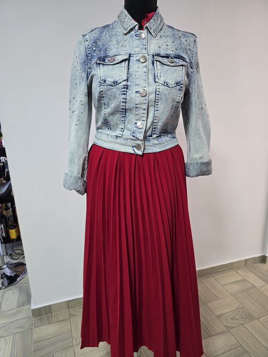 Geaca de blugi cu capse si ținte, pentru un look urban si modern