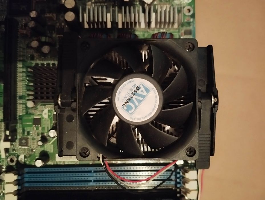 Дънна платка с процесор и 1 GB RAM