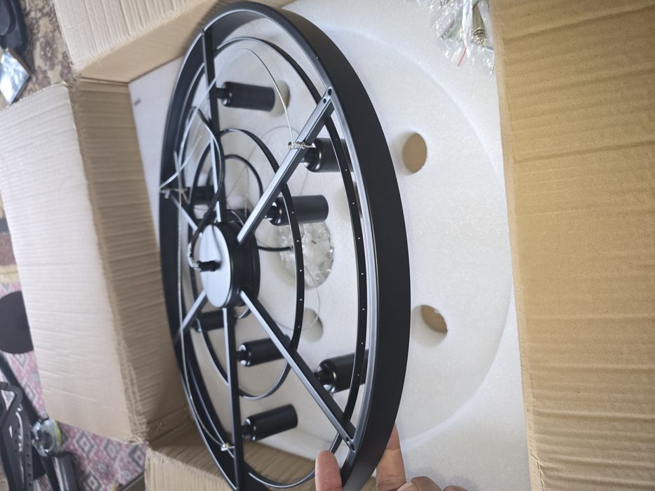 Уникален кристален полилеи с метална рамка и висящи кристали