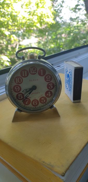 Часы будильник ретро