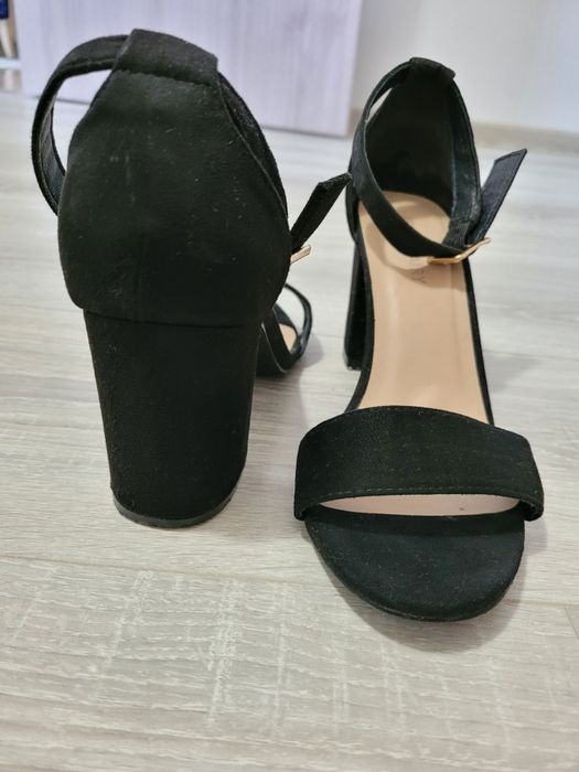 Sandale cu toc de vanzare
