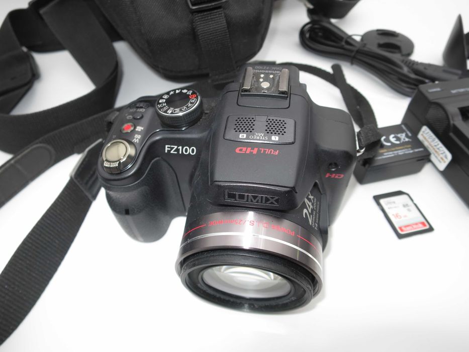 Panasonic Lumix DMC-FZ100 фотоапарат 24x Оптичен LEICA DC Vario-Elmarit, 14.1 MP MOS, Full HD 1080i, Въртящ се Екран с Чанта в Отлично Състояние