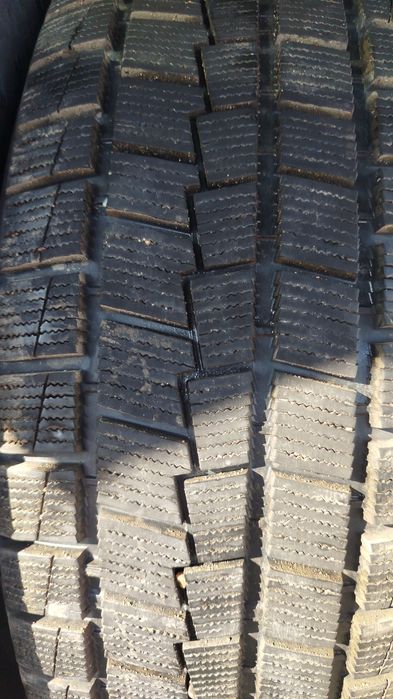 Продам резину 235,60,18
