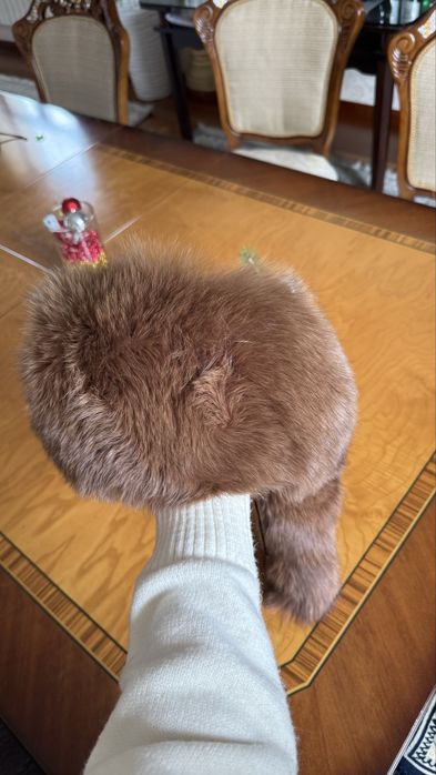 Натуральная меховая шапка с хвостом.