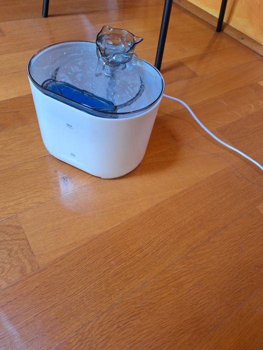 Fantina/dozator de  apa automata  pentru pisici noua