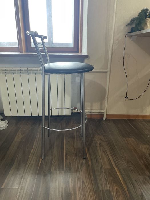 Продам стол и 4 барных стульев