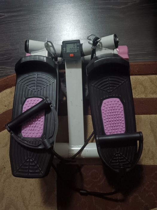 Stepper cu afișaj electronic și corzi pentru rezistență