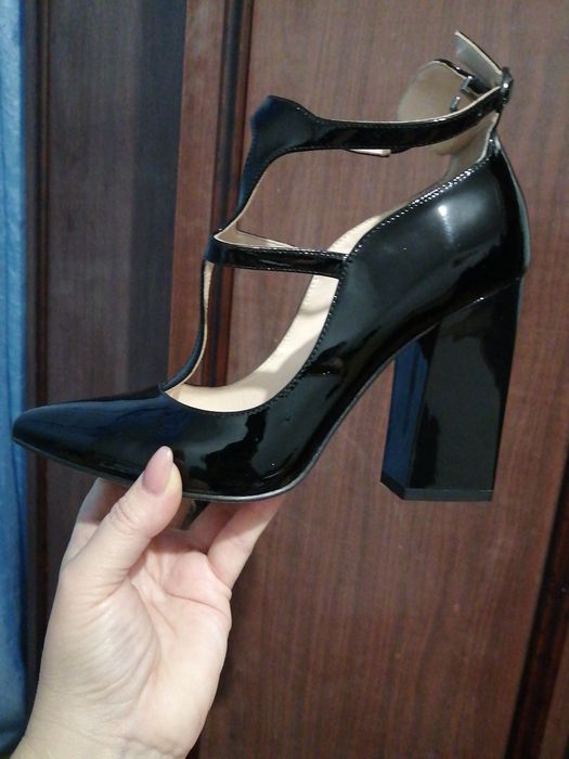 Продам лаковые туфли