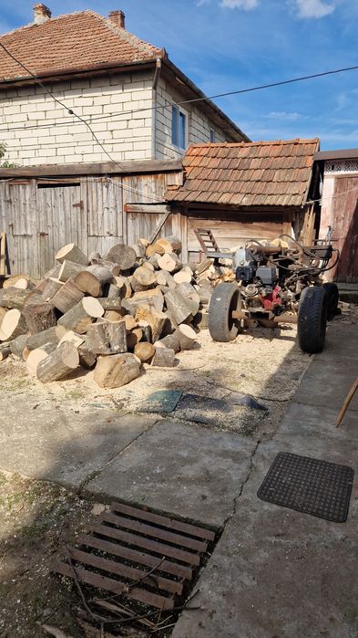 Lemne de foc tăiat și crăpat mecanizat.