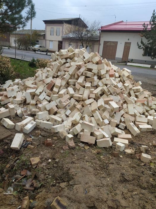 Пишган ва хом гищт.