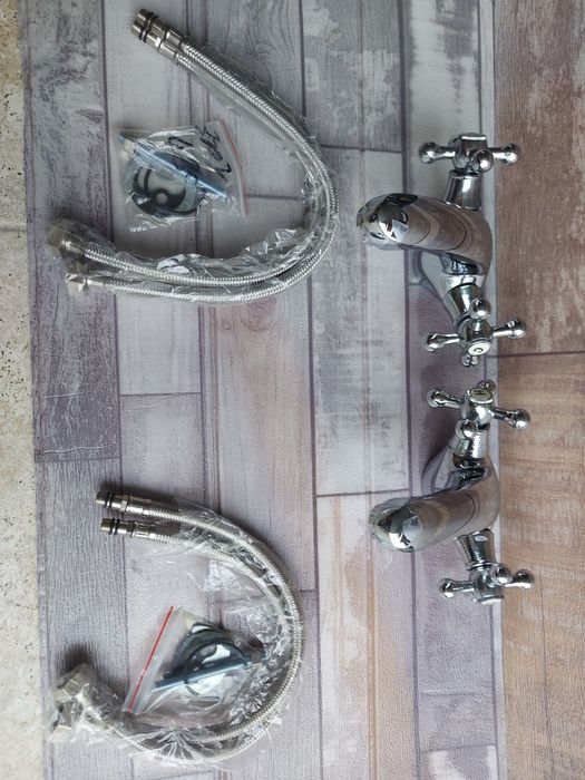 Стоящи смесители за мивка и тръбно окачване.