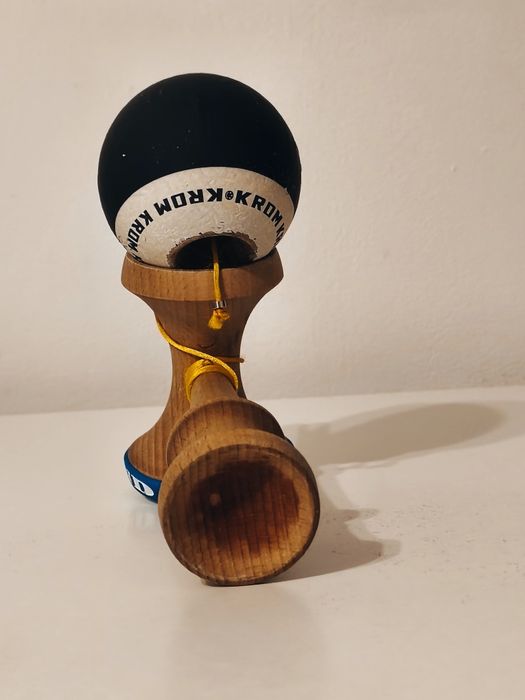 Vând kendama krom pop