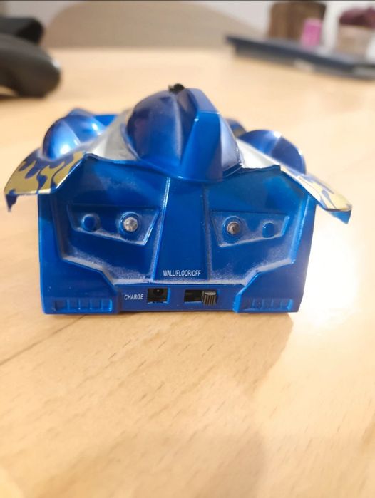 Masinute care merge pe pereti