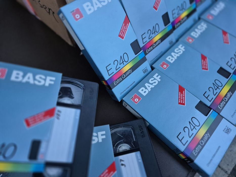 Vând lot 40 casete video VHS originale Basf, 240 minute cu filme

- 40