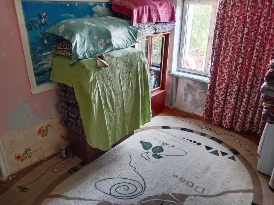 Maktab yonida magazin bor atrofida