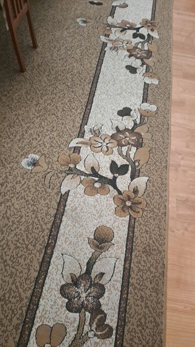 Ковер в отличномсостоянии, бежевый