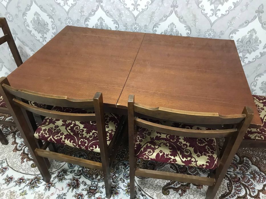 Продаётся раскладной обеденный стол с 4 стульями