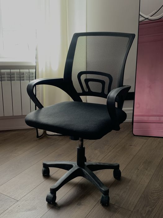 Стул офисный на колесиках