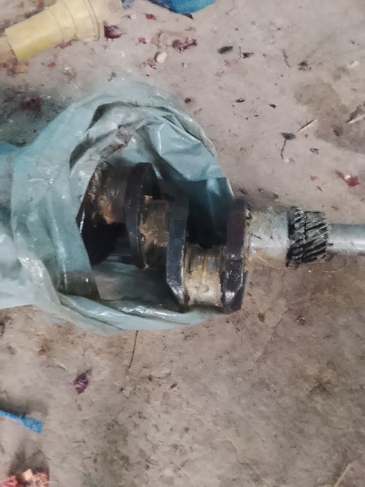 Vând arbore și un electromotor