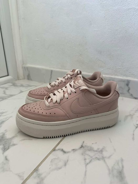 Продавам тези маратонки Nike W court vision alta