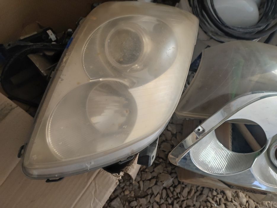 Фары Тойота авенсис