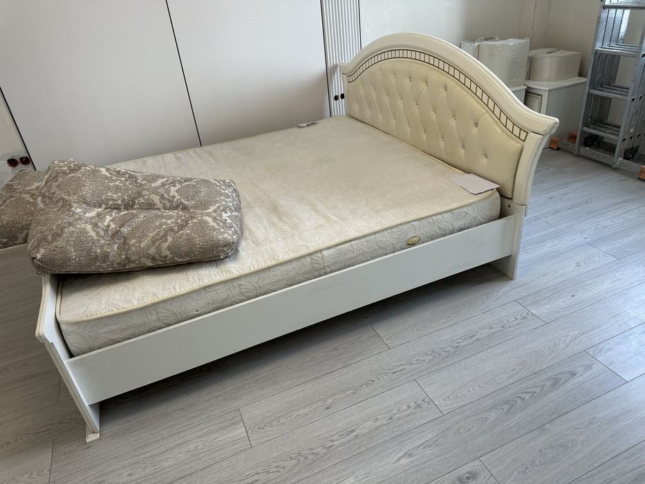 Продам кровать с матрасом + 2 тумбочки