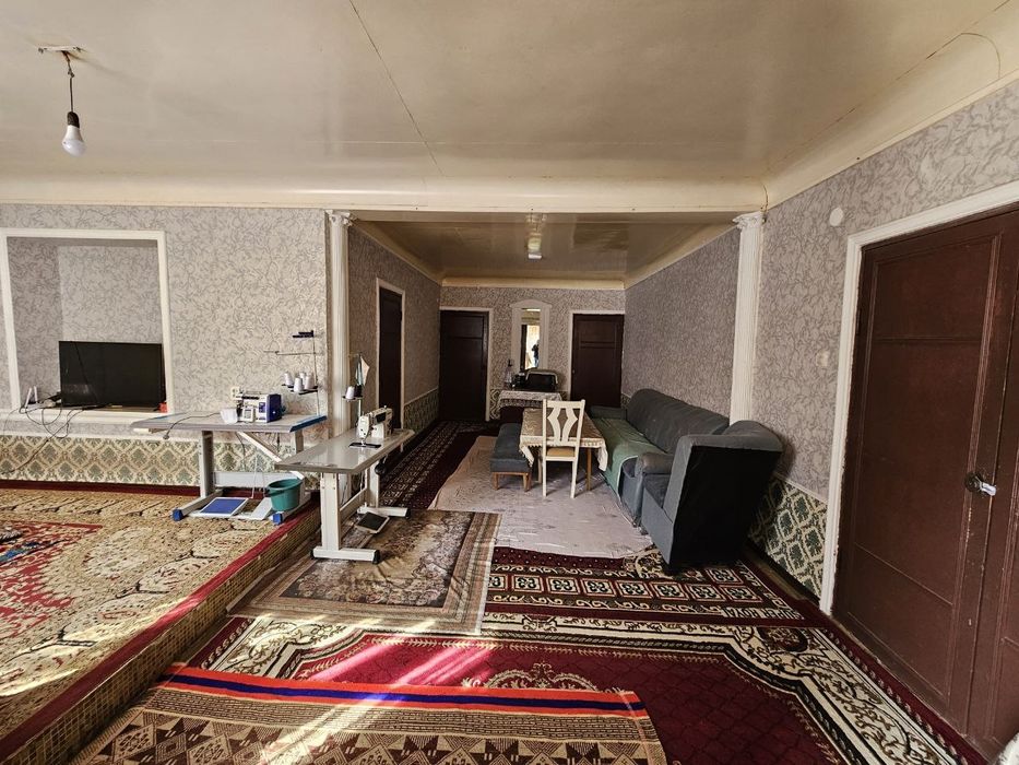 8 so'tiqli.4 xonalik uy oshxona, xojatxona, xammom, molxonalar mavjud