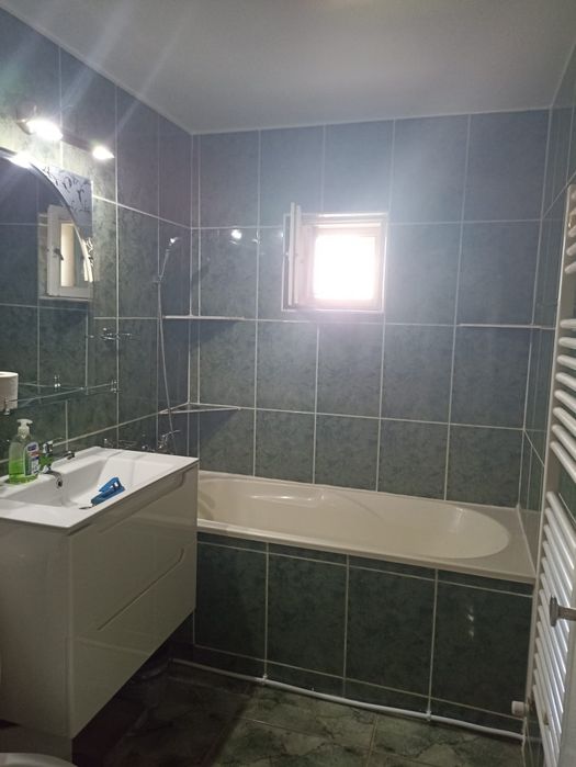 Apartament cu 3 camere de închiriat