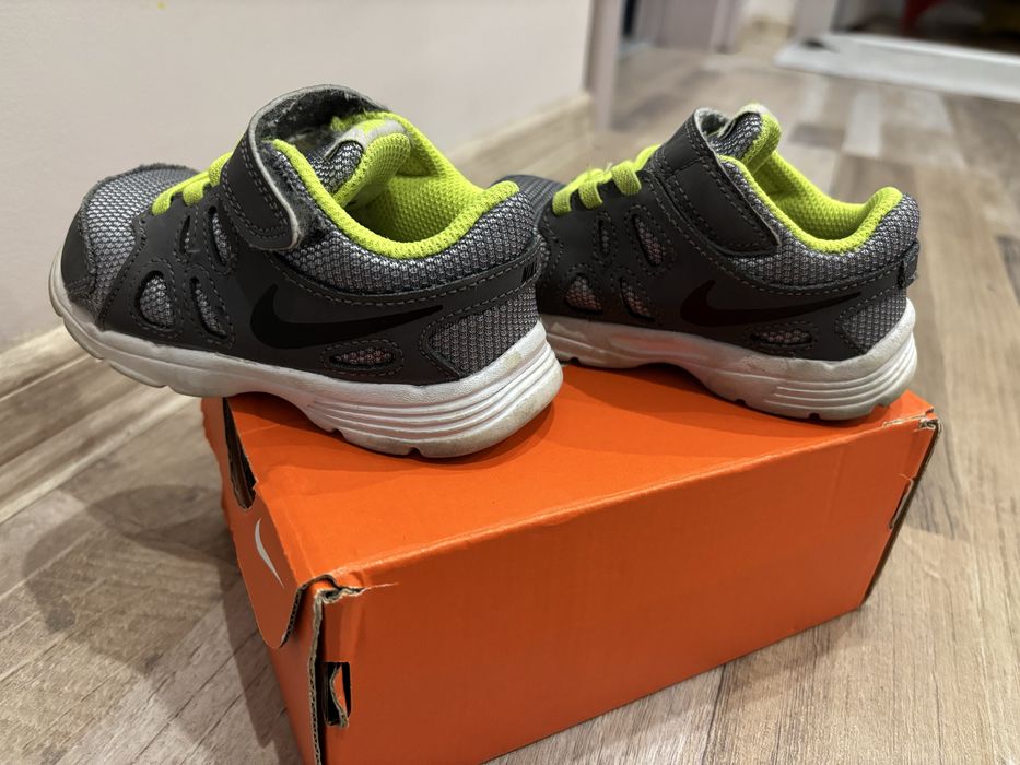 Маратонки Nike.