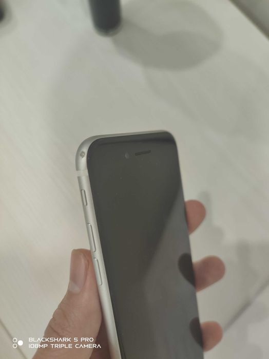 Продам iPhone SE 2 поколения