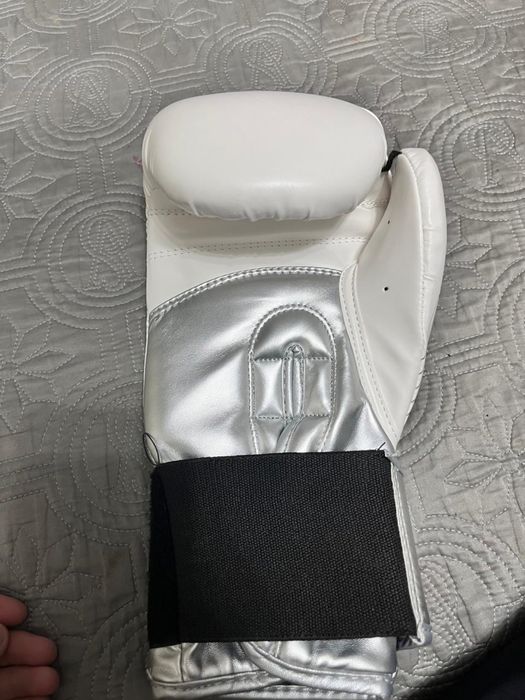 Боксерский перчатка