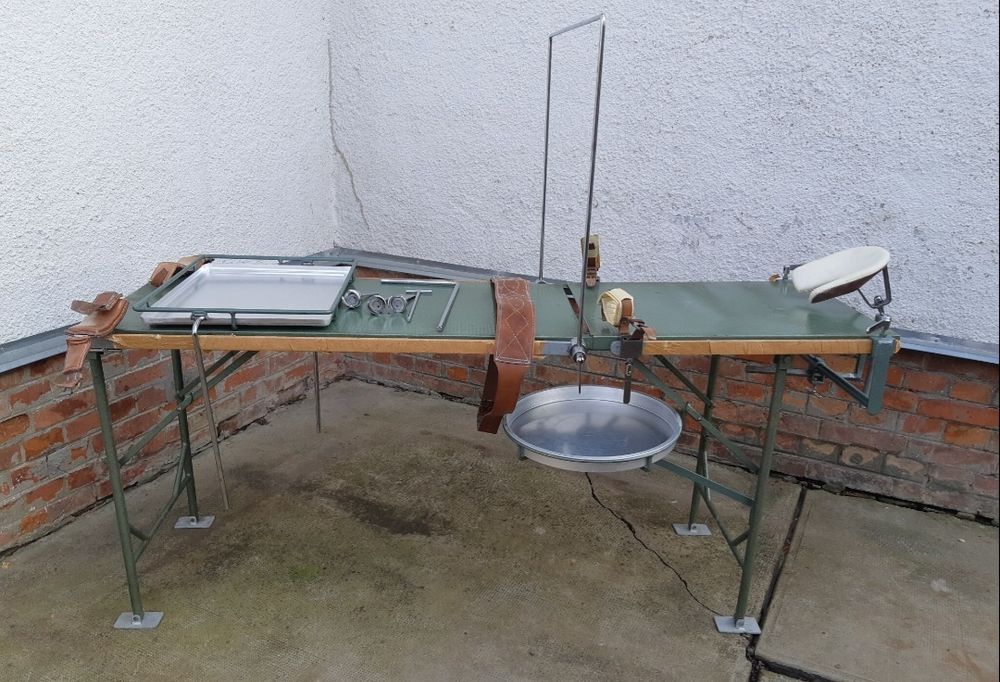 Masa metal.Marmita militara tip rucsac veche