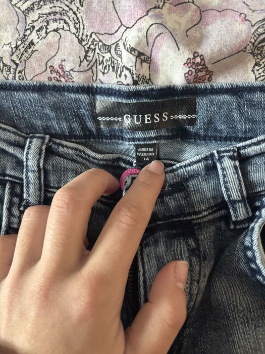 Дънки на марката Guess