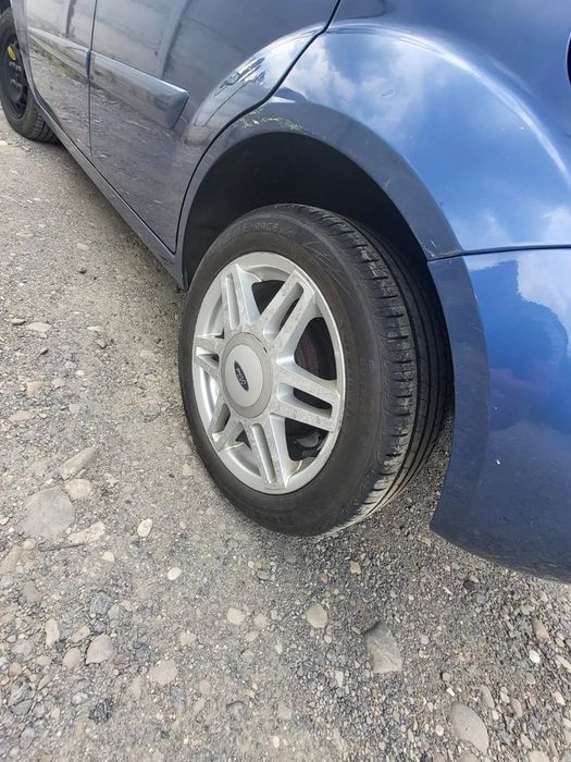 Dezmembram Ford Fiesta 2005 usa dreapta fata /usa dreapta spate