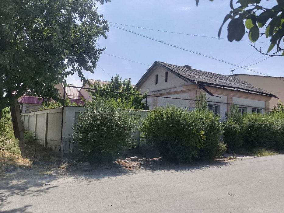 Земельный участок с домом под строительство